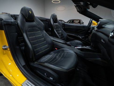 Used 2018 Ferrari California T image 33