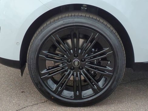 New 2025 Land Rover Range Rover Long Wheelbase SE image 13