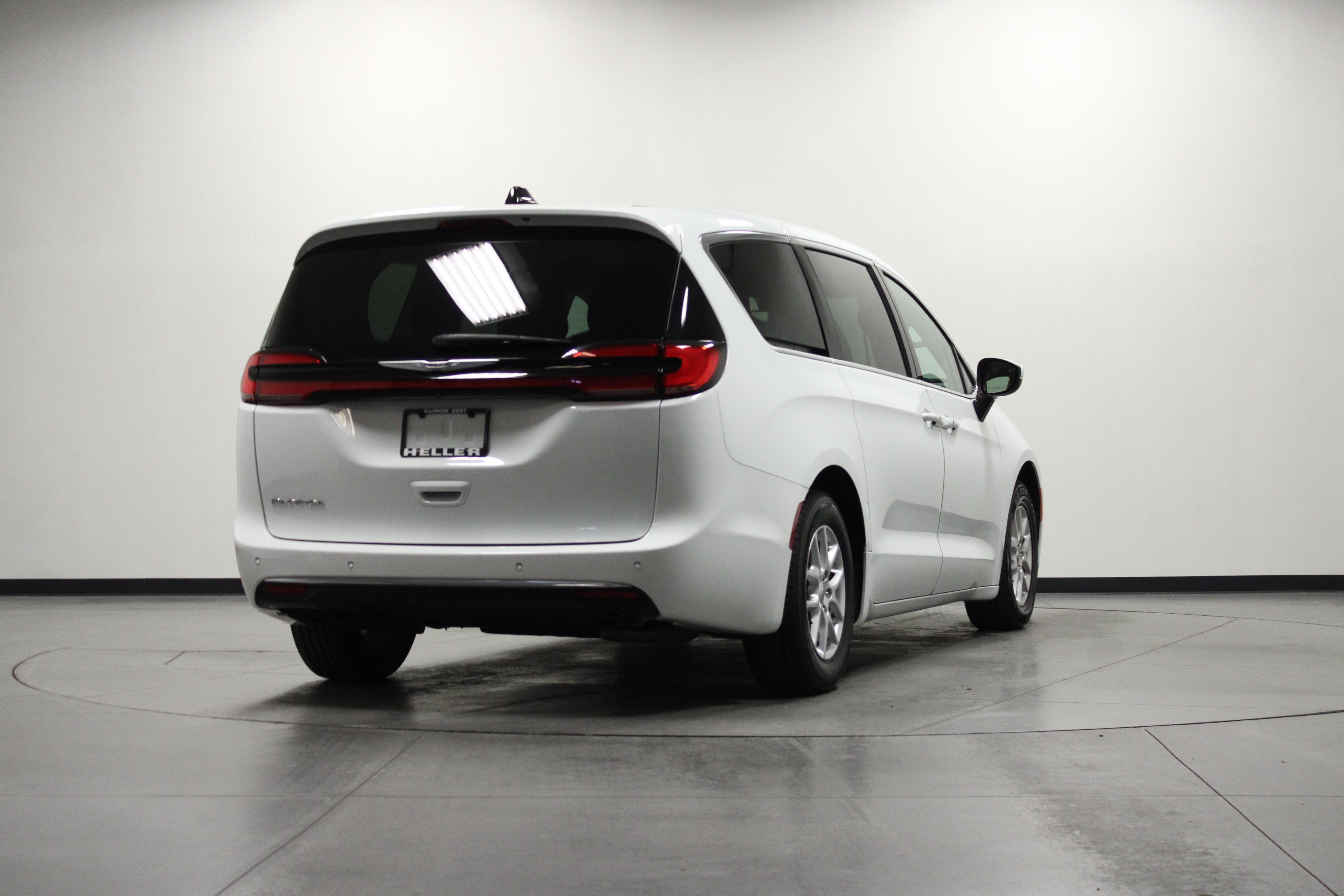 Used 2023 Chrysler Pacifica Touring-L FWD image 4