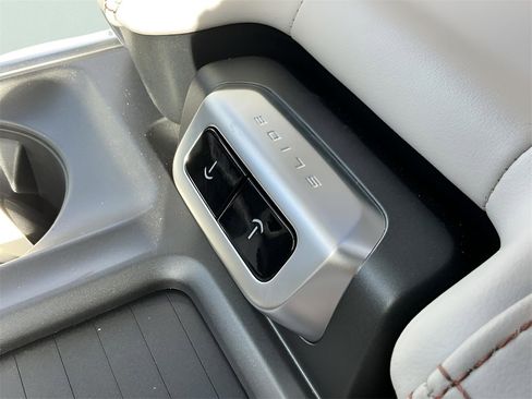 New 2025 Ford Expedition Active image 45