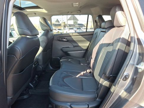 Used 2022 Toyota Highlander XLE image 20