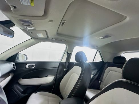 Used 2025 Hyundai Venue SEL image 25