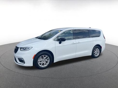 Used 2025 Chrysler Pacifica Select image 7