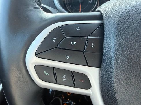 Used 2018 Jeep Cherokee Latitude Plus w/ Cold Weather Group AWD/4WD image 16