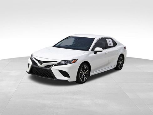 Used 2020 Toyota Camry SE FWD image 2