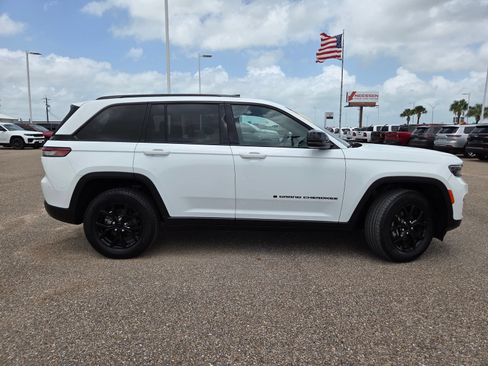 Used 2024 Jeep Grand Cherokee Altitude AWD/4WD image 9