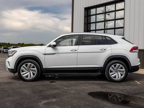 Used 2023 Volkswagen Atlas Cross Sport SE w/ Panoramic Sunroof Package FWD image 2
