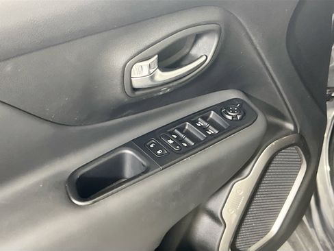 Used 2022 Jeep Renegade Latitude image 18