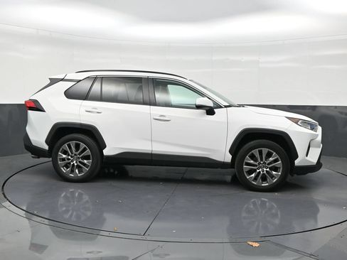 Used 2019 Toyota RAV4 XLE Premium FWD image 6