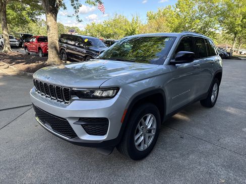 Used 2023 Jeep Grand Cherokee Laredo X AWD/4WD image 3