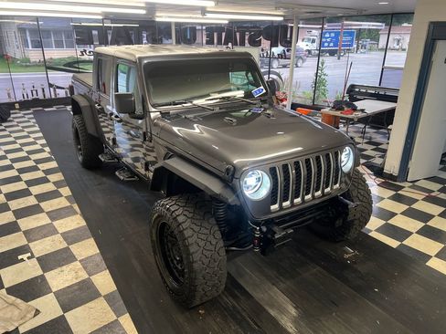 Used 2020 Jeep Gladiator Overland AWD/4WD image 19