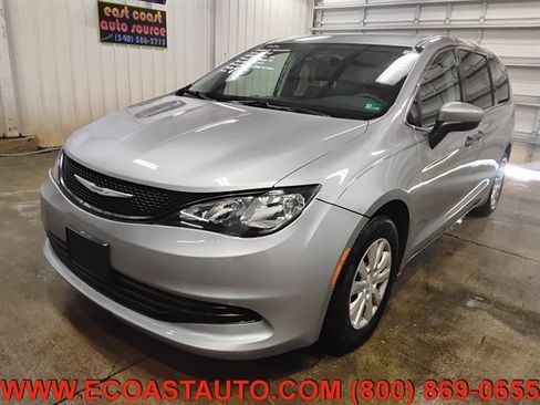 Used 2020 Chrysler Voyager L FWD image 4