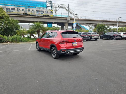 Used 2023 Volkswagen Taos SE image 5