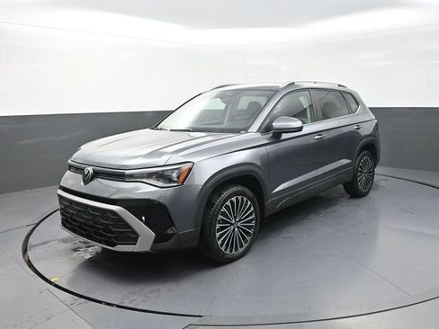 Used 2026 Volkswagen Taos SE FWD image 3