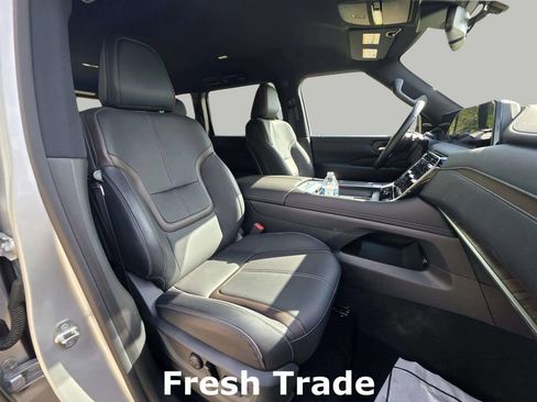 Used 2025 Nissan Armada SL image 12