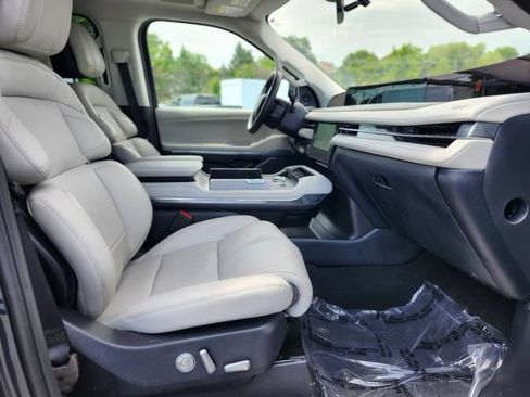 Used 2025 Lincoln Navigator Reserve AWD/4WD image 11