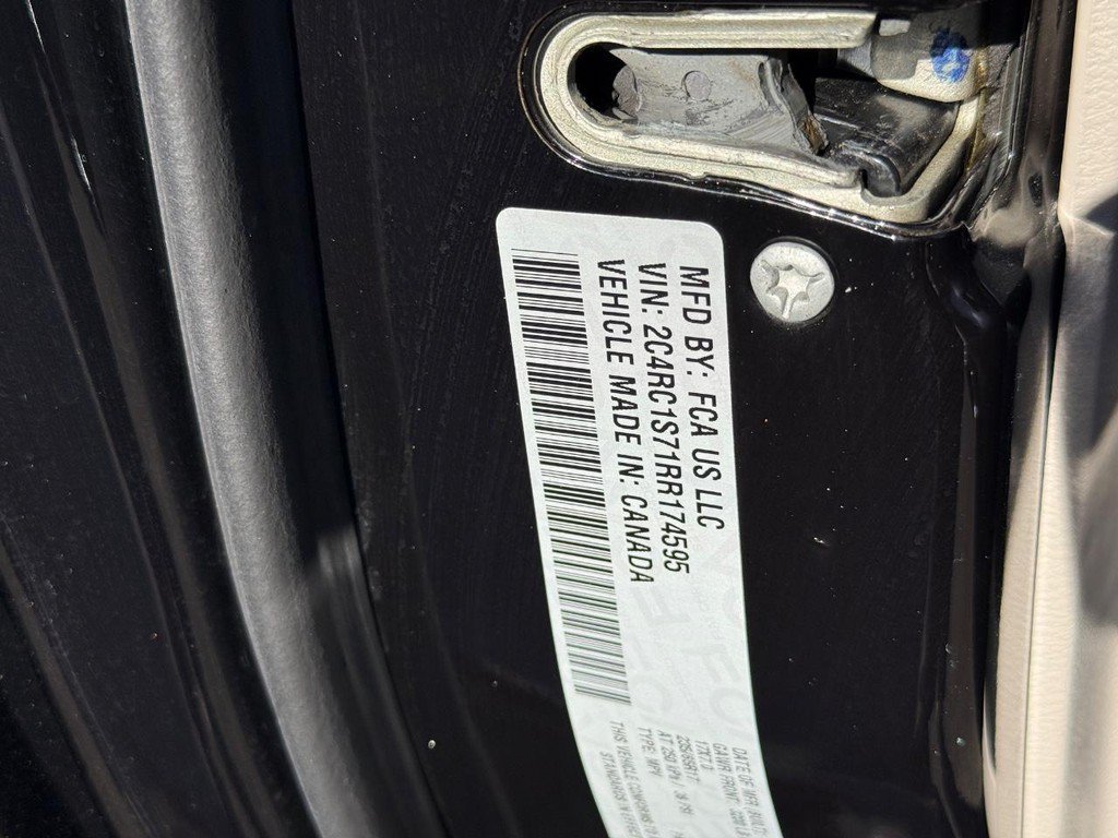 Certified 2024 Chrysler Pacifica Limited FWD image 22
