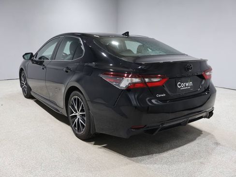 Used 2023 Toyota Camry SE image 3