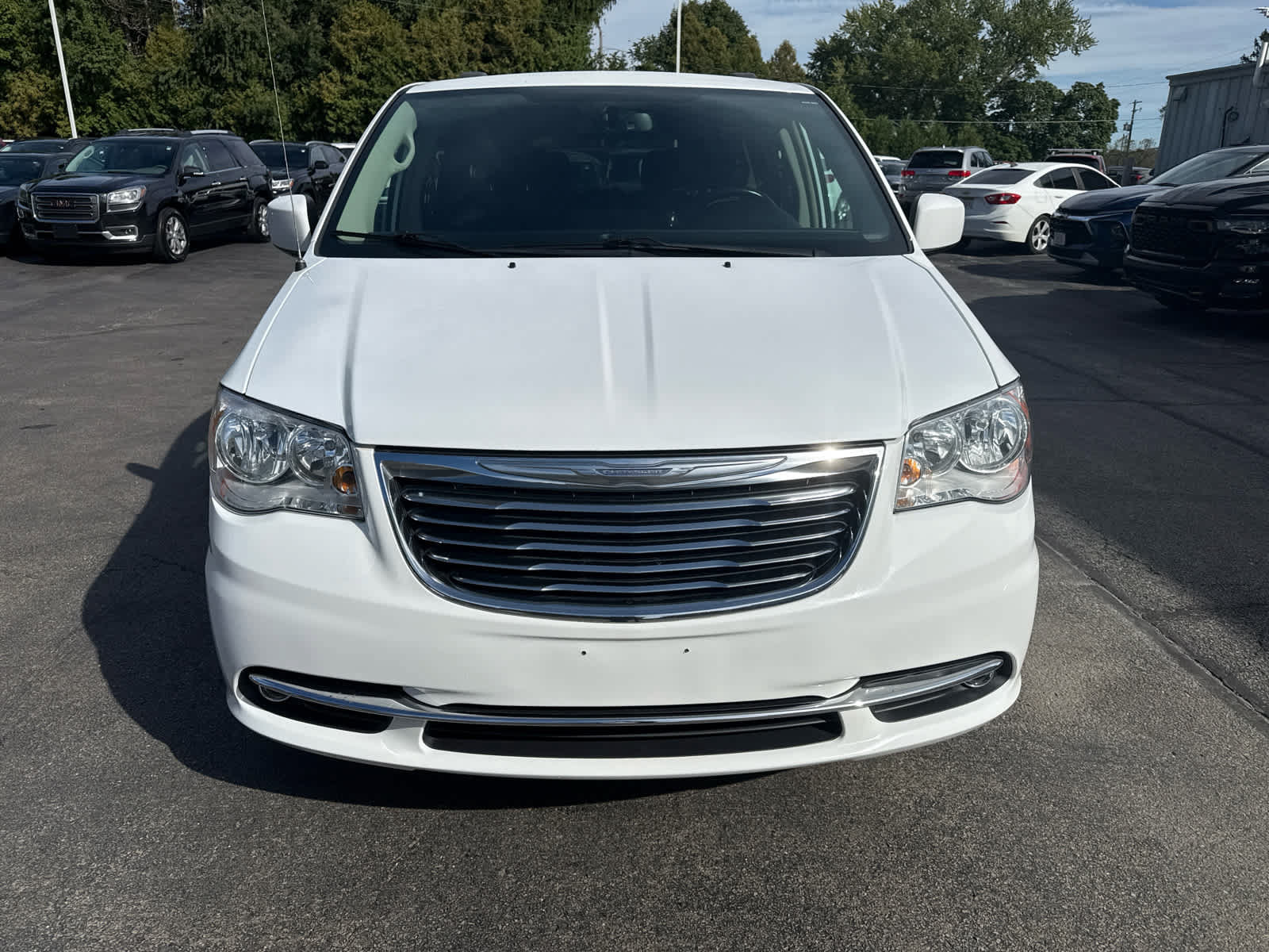 Used 2016 Chrysler Town & Country Touring FWD image 8