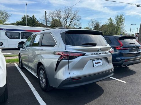 Used 2022 Toyota Sienna XLE image 32
