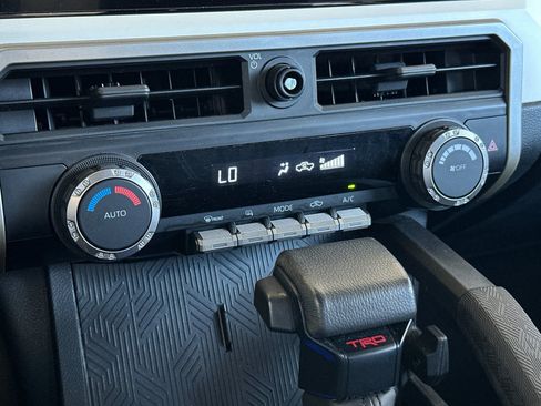 Used 2024 Toyota Tacoma TRD Off-Road AWD/4WD image 17