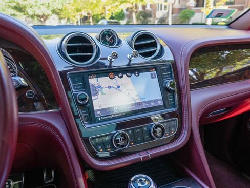 Used 2019 Bentley Bentayga image 22