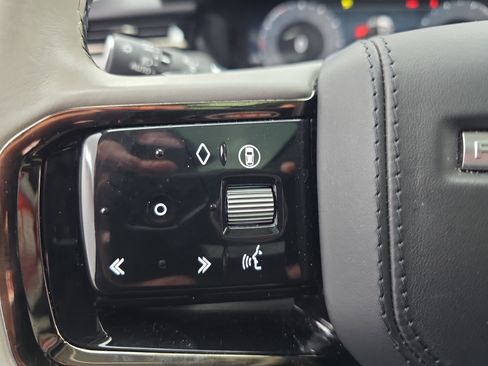 Used 2025 Land Rover Range Rover Velar Dynamic SE image 17