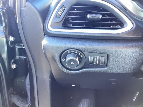 Used 2020 Chrysler Pacifica Touring-L image 20