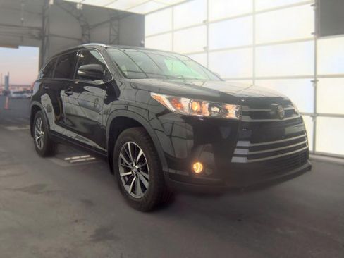 Used 2018 Toyota Highlander XLE w/ Carpet Mat Package (TMS) AWD/4WD image 3