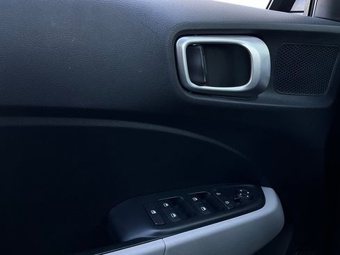 Used 2025 Hyundai Venue SEL image 21