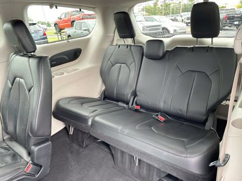 Used 2017 Chrysler Pacifica Touring-L Plus FWD image 14