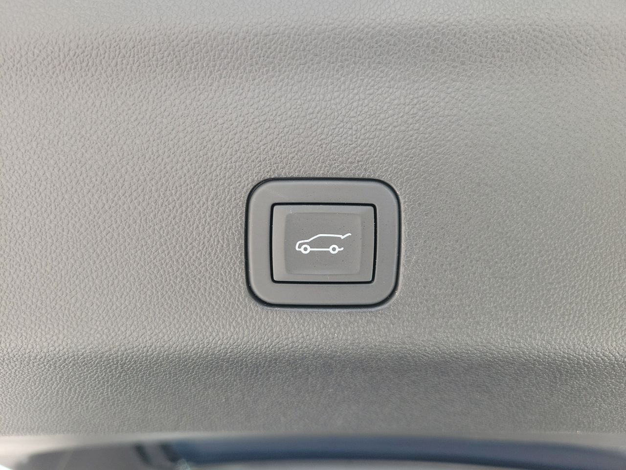 Used 2025 Chevrolet Suburban High Country RWD image 8