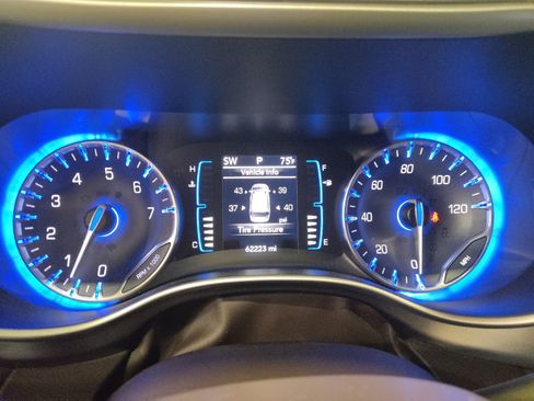 Used 2017 Chrysler Pacifica Touring FWD image 23