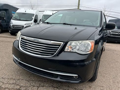 Used 2013 Chrysler Town & Country Touring image 6