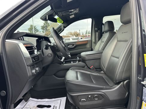 Used 2025 GMC Yukon XL Denali image 10