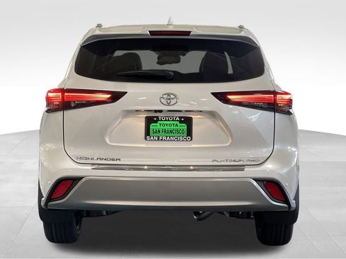 New 2025 Toyota Highlander Platinum image 4