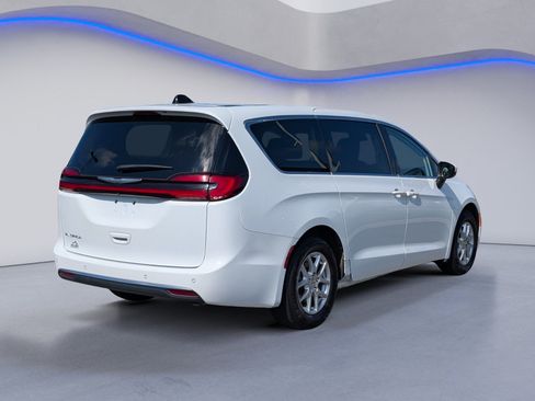 Used 2023 Chrysler Pacifica Touring-L FWD image 7