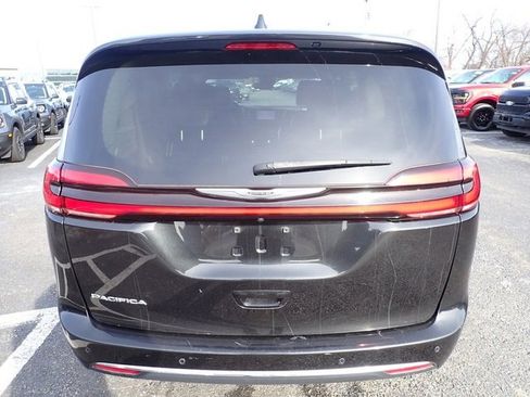 Used 2023 Chrysler Pacifica Touring-L image 7