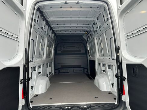 Used 2025 Mercedes-Benz Sprinter 2500 image 14
