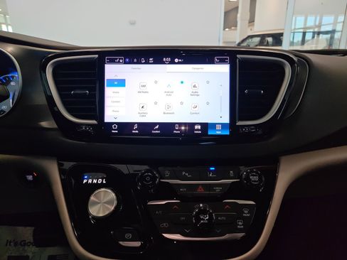Used 2024 Chrysler Pacifica Touring-L FWD image 26