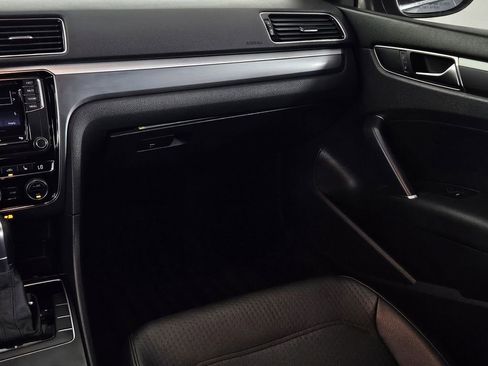 Used 2017 Volkswagen Passat 1.8T R-Line FWD image 9