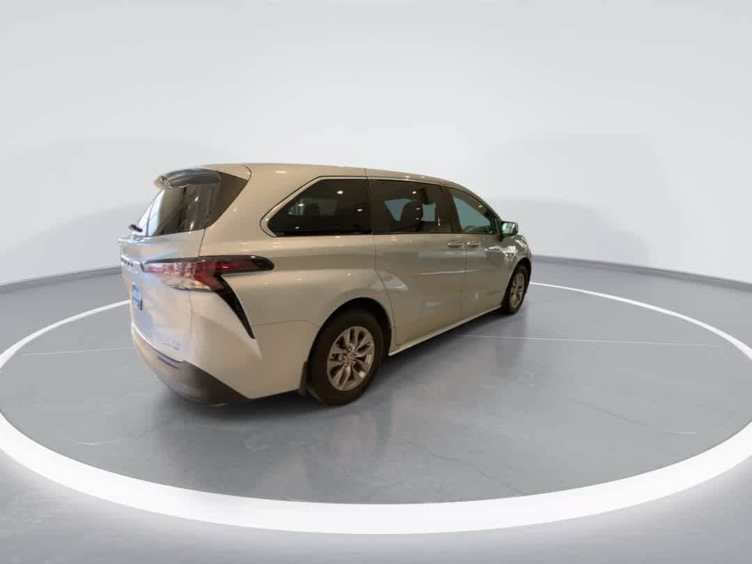 Used 2023 Toyota Sienna LE AWD/4WD image 8