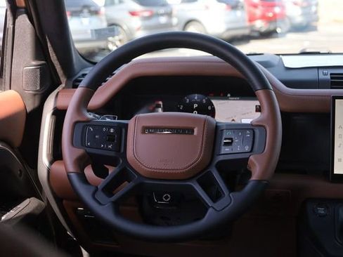 Used 2025 Land Rover Defender 110 image 29