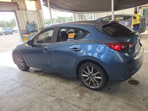 Used 2018 MAZDA MAZDA3 Touring FWD image 11