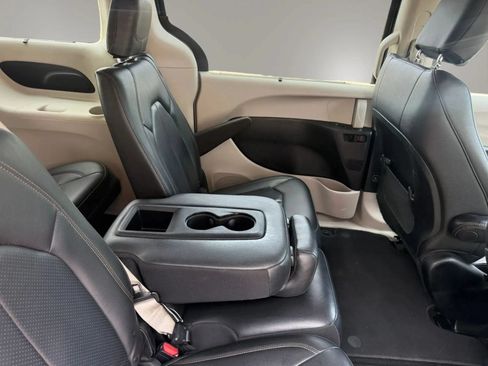 Used 2019 Chrysler Pacifica Touring-L FWD image 44