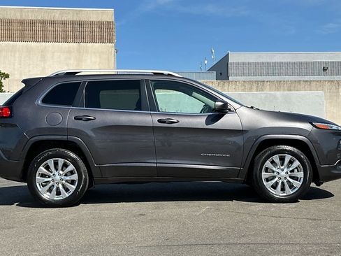 Used 2018 Jeep Cherokee Overland AWD/4WD image 6