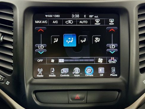 Used 2016 Jeep Cherokee Latitude w/ Comfort/Convenience Group AWD/4WD image 19
