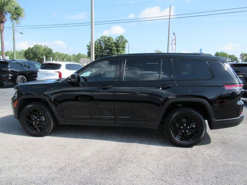 Used 2025 Jeep Grand Cherokee L Laredo RWD image 2