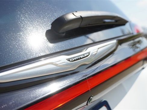 Used 2022 Chrysler Pacifica Touring image 12