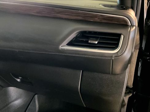Used 2021 Chevrolet Suburban LT w/ Luxury Package RWD image 16